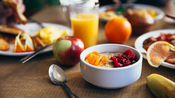 Petit déjeuner équilibré avec fruits, céréales, laitage - ORI Coaching