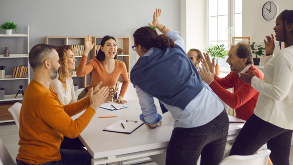 Équipe de travail heureuse se félicitant - ORI Coaching à Monts