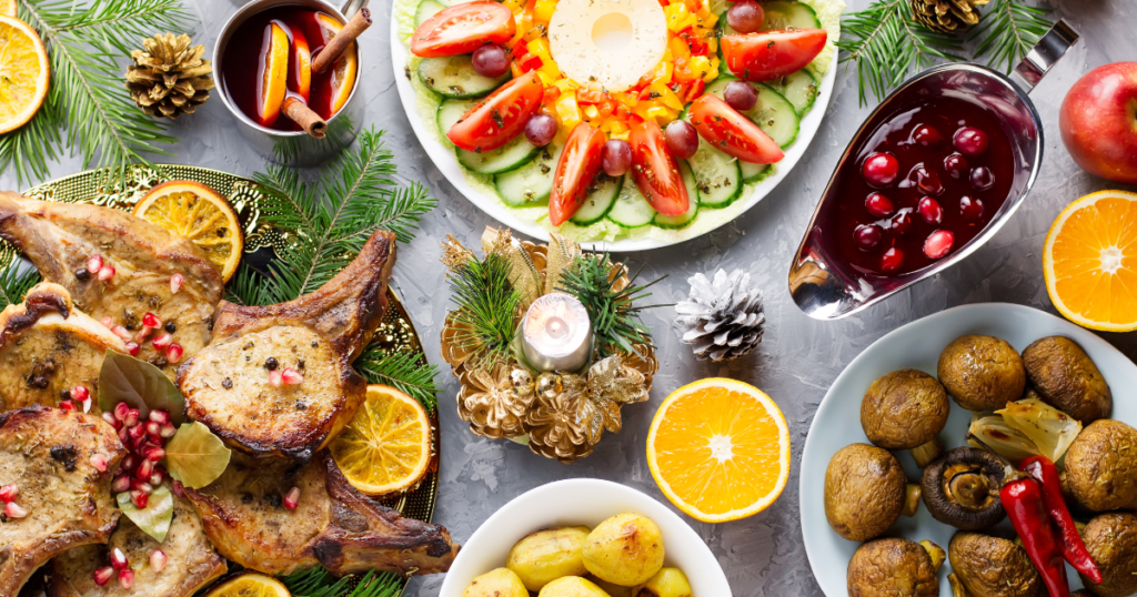 Une table festive avec des plats sains comme une salade de crudités et agrumes, côté de veau avec graines de grenadine, champignons, canelle, pomme - ORI COACHING Monts